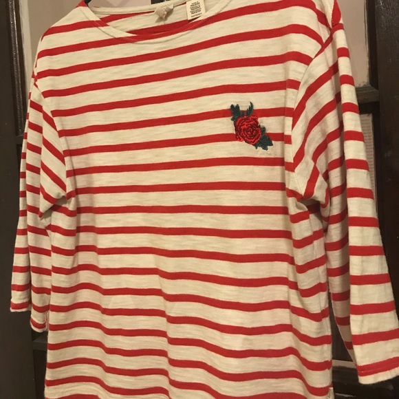 Levi’s Embroidered Rose Red & White T-Shirt - Picture 3 of 5